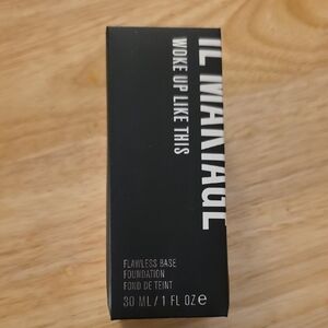 IL MAKIAGE Woke Up Like This Foundation in Black Packaging